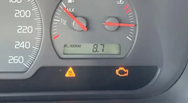Na desce rozdzielczej świeci się kontrolka trakcji i silnika.