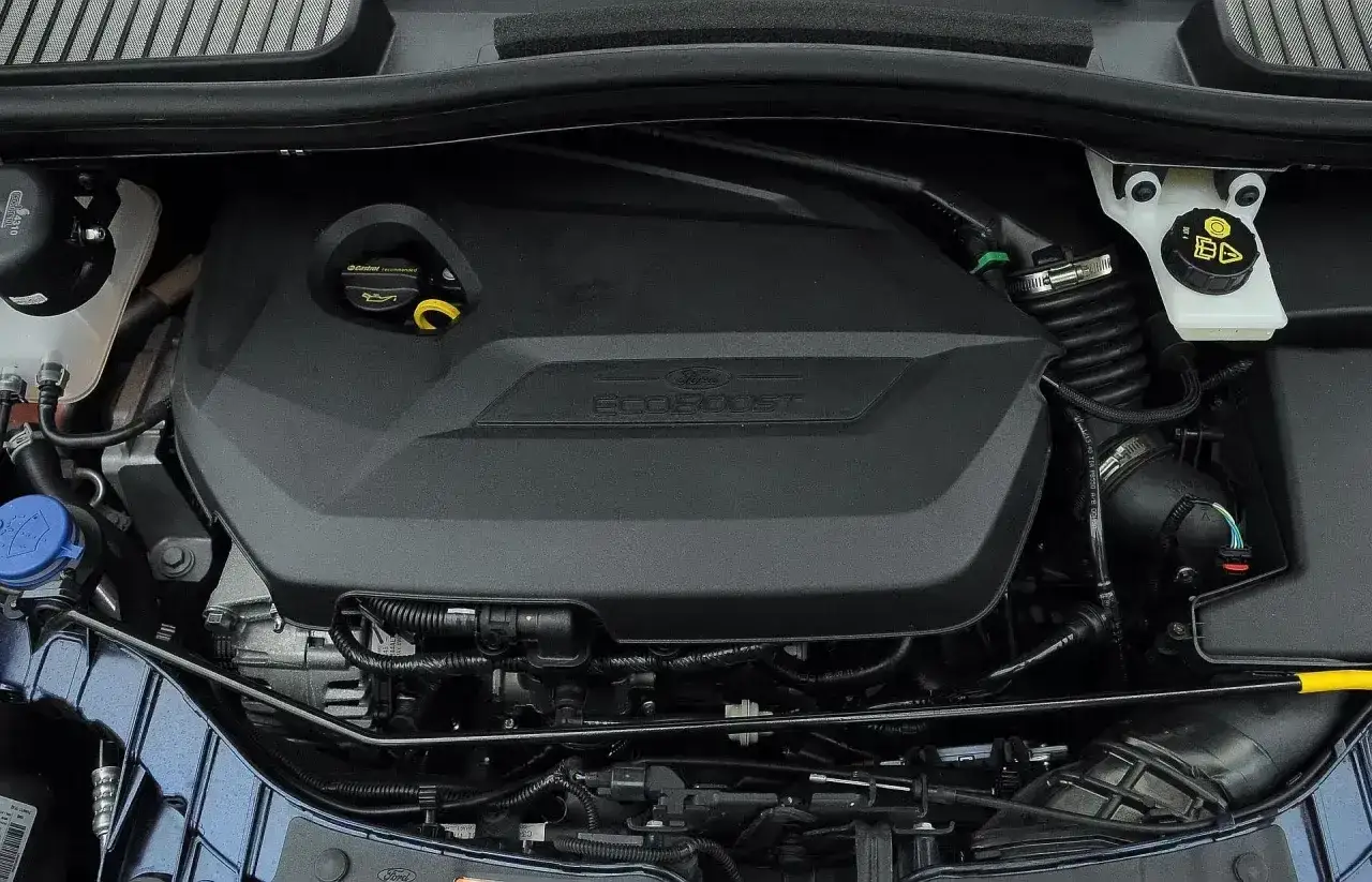 Silnik EcoBoost w Fordzie C-Max 1.6 TDCI. Widoczne elementy układu dolotowego i chłodzenia.