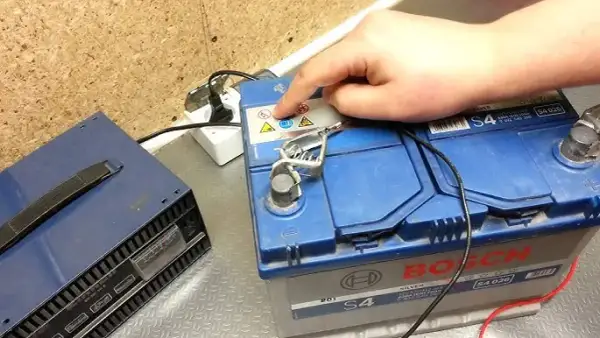 Jak ładować akumulator Romstan? Uniknij błędów i przeładowania